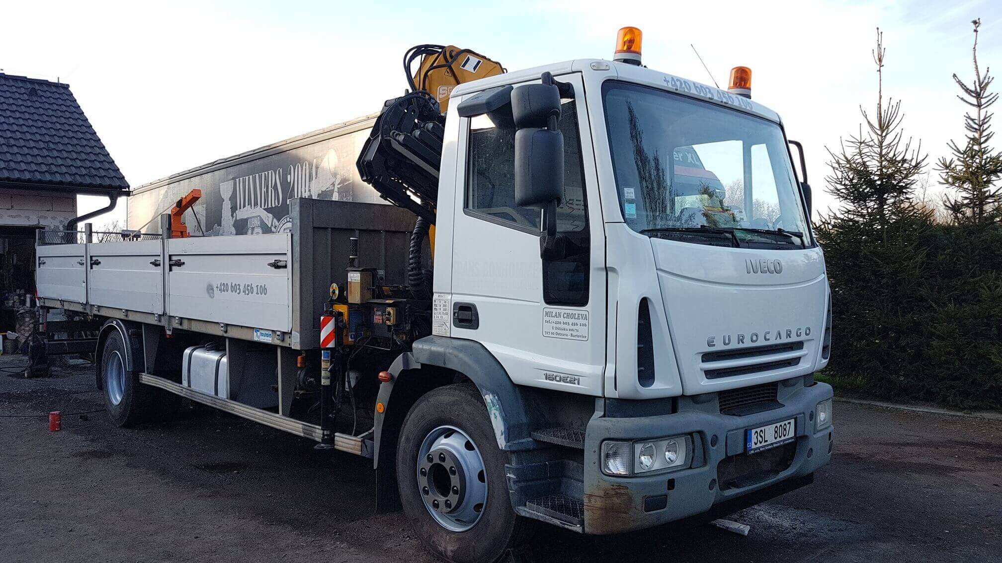 Iveco EuroCargo se složenou hydraulickou rukou a telefonním číslem na kabině