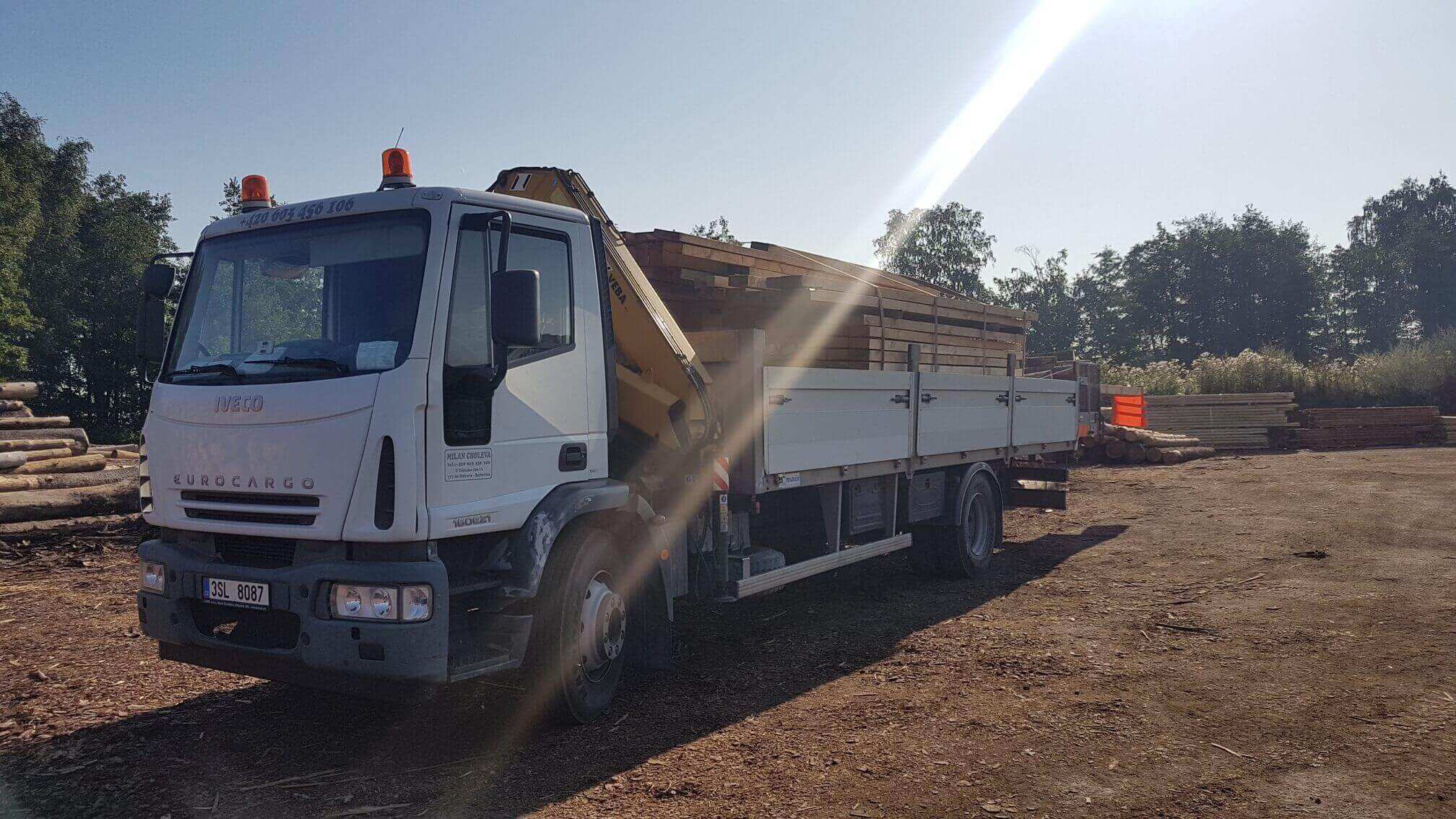 Iveco naložené stavebním řezivem na pile