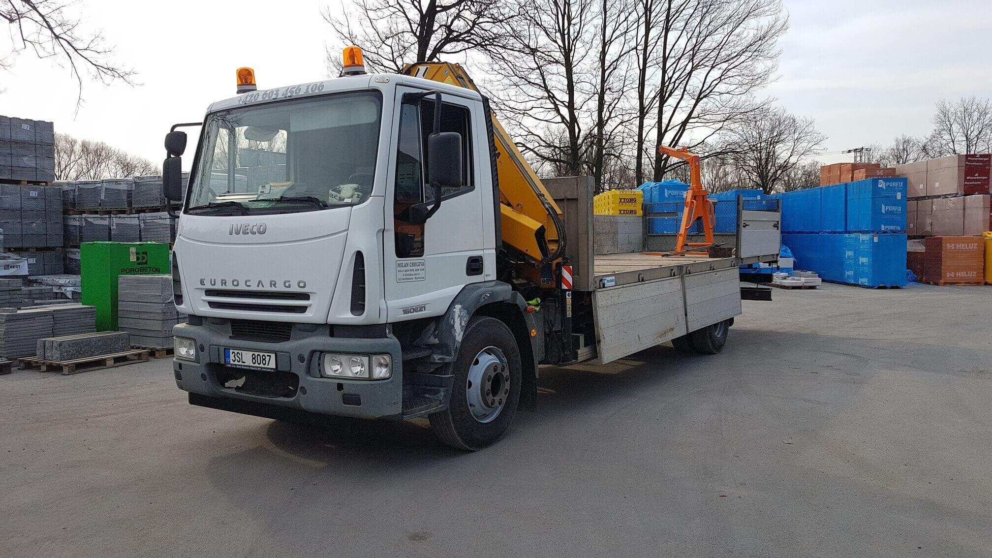 Iveco ve stavebninách při nakládce palet s pórobetonem a zdicím materiálem